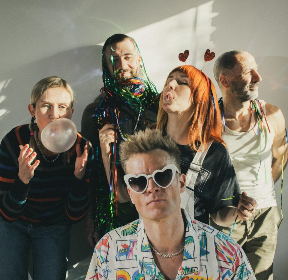 मदर मदर बैंड फोटो