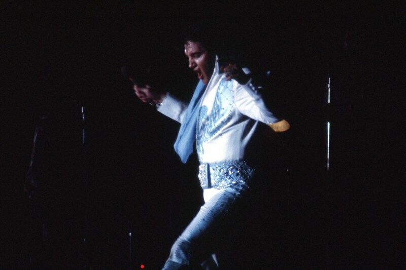 LAS VEGAS, NV - DECEMBER 02:  Photo of Elvis Presley in Las Vegas during a concert in December of 1975  (Photo by Michael Ochs Archives/Getty Images)