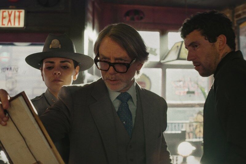 वेक अप डेड मैन: ए नाइव्स आउट मिस्ट्री। (एलआर) वेक अप डेड मैन: ए नाइव्स आउट मिस्ट्री में मिला कुनिस, डैनियल क्रेग और जोश ओ'कॉनर। करोड़। नेटफ्लिक्स के सौजन्य से © 2025